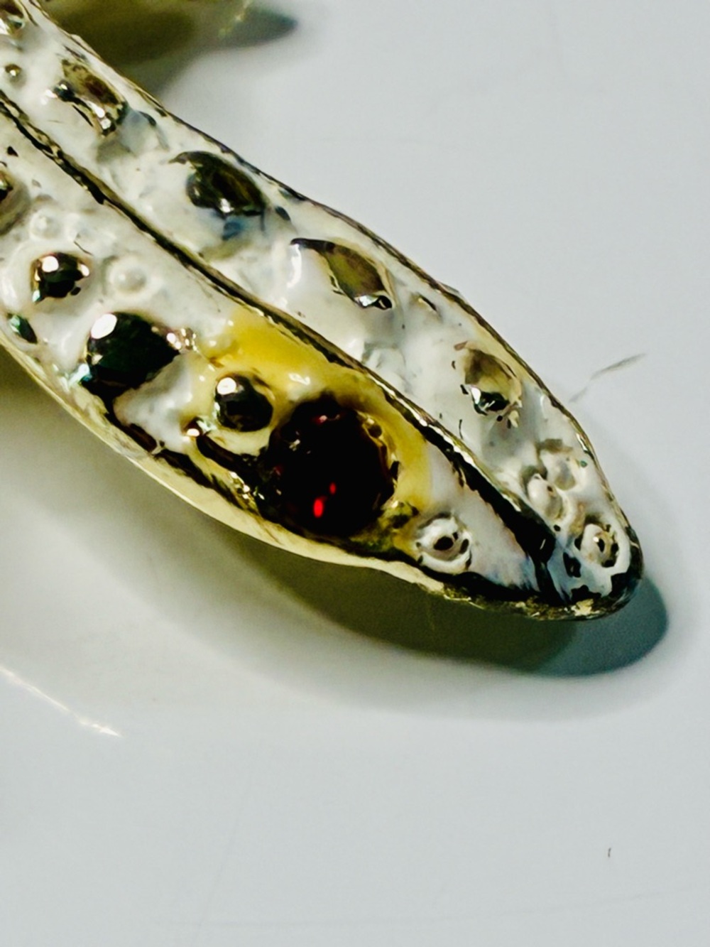 VTG Gold and White Lizard Brooch with Red Eye Lightweight Eclectic Everyday - Picture 7 of 14